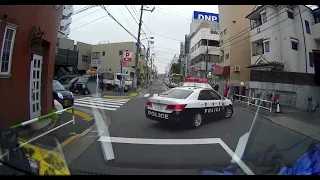 【警察】歩行者妨害002 パトカーが譲った横断歩行者を無視して追尾される車