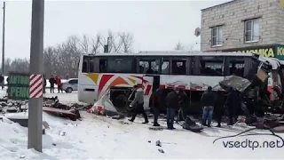 Видео с места смертельной аварии с автобусом из Армении в Воронежской области