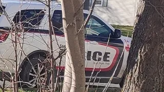 Небезпечне життя в Канаді. Що ж сталось в сусідньому будинку? Приїзд поліції .