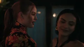 Riverdale 6x22 / Kiss Scene — Veronica and Cheryl (Camila Mendes and Madelaine Petsch)