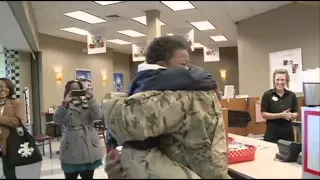 Eltern vom Militär kommen zu ihren Kindern aus dem Dienst zurück :)