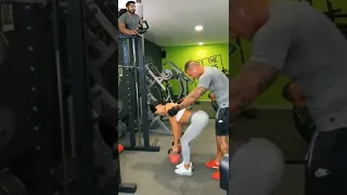 ESTO HACE TU NOVIA EN EL GYM 🤡 - Cuando tu entrenador te ayuda demasiado