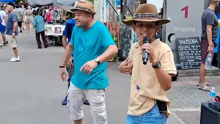 ESSE VELHO 👴 PEDIU UMA MUSICA O GAROTO PRA DANÇAR 💃 VEJA O QUE ELE FEZ