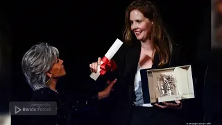 Jane Fonda jette le diplôme de la Palme d'or à Justine Triet en pleine cérémonie de remise de prix.