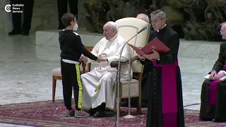 Pope thanks child for onstage visit