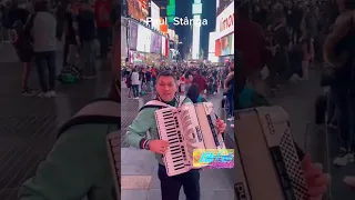 Paul Stângă la rece cu acordeonul 🎹 pe stradă in America 🏙😍