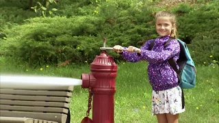 The child uses a fire hydrant on the car.😂😂