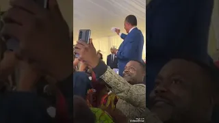 Sassou nguesso danse pour sa femme lors de l'anniversaire .le président en mode mupasho kiekieeee