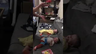 Father plays with newborns тато грається з немовлятами папа играет с малышами