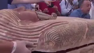 The mummy tomb, which has been sealed for 2500 years, has been opened for the first time.