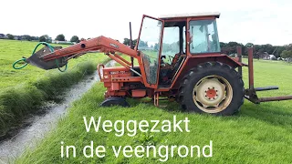 De Renault ZIT FLINK VAST in de VEENGROND en moet LOSGETROKKEN worden | MUD | Boer Gerrit vlogt