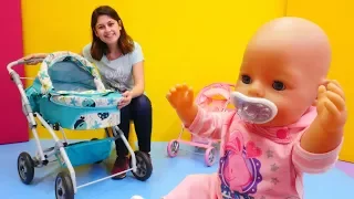 Oyuncak bebeğe bebek arabası alıyoruz. Kız oyuncakları