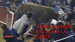 IMPRESIONANTE EL TORO DE ARRIAZU SALTANDO ENCIMA DE LA GENTE
