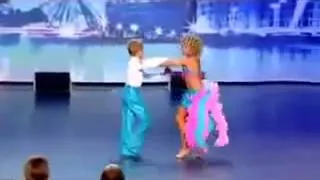 Niños de 5 años Bailando Waka Waka de Shakira