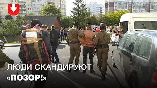 Задержанного на "Площади Перемен" мужчину увозят после следственных действий