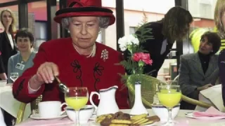 Present Simple - The Daily Routine of the Queen