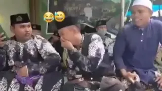 Video lucu Kesetrum listrik saat hadroh bikin ngakak!!!