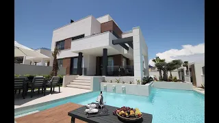 Semi-detached villa with basement, private solarium and pool in Torrevieja