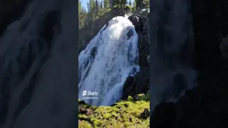 Водопад у подножия горы Белуха, Казахстан,  Алтай