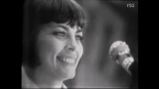 Mireille Mathieu chante sur le Foch (1970)