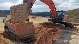 HITACHI ZAXIS 350 LCH Ekskavatör Kamyon ve Tırlara Yükleme Yapıyor