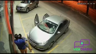 Pais fazem parto de filha dentro do carro em Teixeira