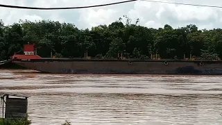 Kapal Tugboat Tarik Sebuah Tongkang  Pengangkut Minyak Di Sungai Kahayan