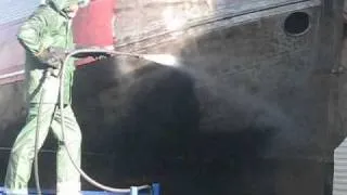 Гидродинамическая очистка металлического корпуса судна от краски