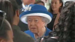 Jungrinės Karalystės karalienė aplankė nukentėjusius per gaisrą Londone