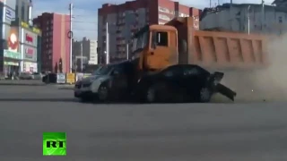 Грузовик протаранил 12 автомобилей в Уфе ВИДЕО