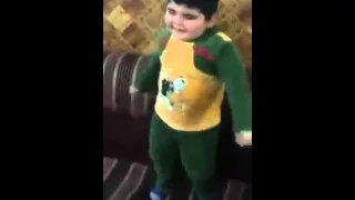 Niño árabe bailando