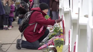 У синагоги в Питтсбурге собираются люди, чтобы почтить память жертв массового убийства