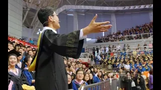 【快闪Flash】2019青岛大学毕业典礼《起风了》《青春大概》点燃全场，这是青春该有的样子