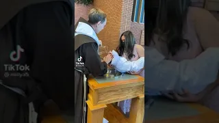 Tiktoks mas chistoso Niño diciendole puto a sacerdote mientras le bautiza