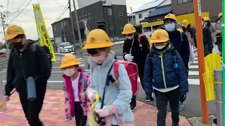 Japanese Elementary Students/Walking everyday from home to school