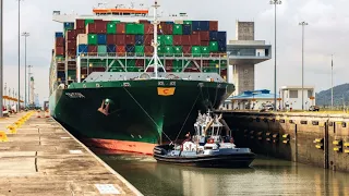 Sehari Melihat Kapal-Kapal Kargo Raksasa Melintasi Kanal Panama yang Sempit