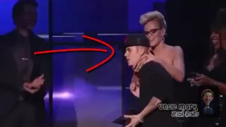 Justin Bieber Ass Grabbed & Kissed By Jenny McCarthy At American Music Awards 2012.wmv