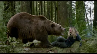 Dentro do Labirinto Cinzento (2015) - Urso assassino ataca