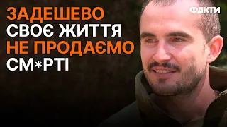 Військовий благав ДОБИТИ, а медик продовжував РЯТУВАТИ на полі бою! Кадри з ПЕКЛА 18+