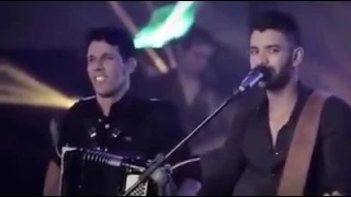 Gusttavo Lima cantando ao lado do irmão, Marcelo.