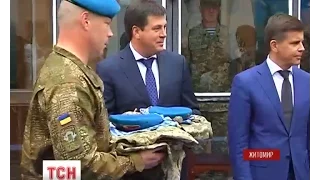 У Житомирі волонтерам, які допомагають українським військам, подарували форму 95 бригади