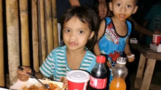 Filipino family eats Jollibee for the first time! Little girl's shocking surprise...
