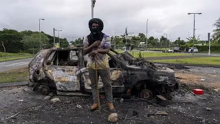 Forças de segurança francesas tentam retomar o controlo da principal autoestrada da Nova Caledónia