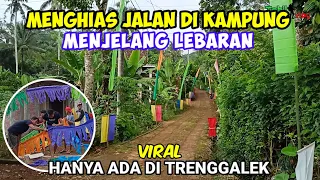 Menghias jalan di kampung menjelang hari lebaran di desa