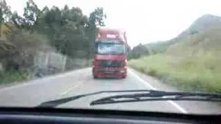 Crazy: Truck driving on brazilian road in reverse speed !