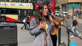 La Vie En Rose! Édith Piaf incredible cover by award-winning, contemporary folk duo Saije busking!