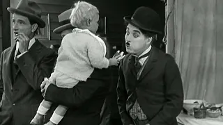 Чарли Чаплин Сцена с поеданием пирожка.