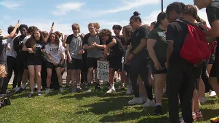 Students in Que. protesting over dress code policies they say are sexist