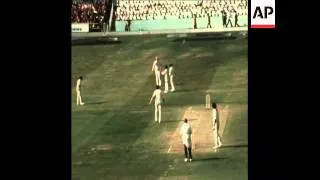 SYND 27 7 74 ENGLAND V PAKISTAN IN CRICKET TEST MATCH AT HEADINGLY