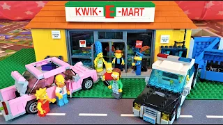 LEGO The Simpsons Kwik-E-Mart Model 71016 reingeschaut take a look inside.